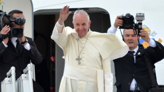 Miles de personas esperan al papa Francisco en Bolivia. Foto: AFP.