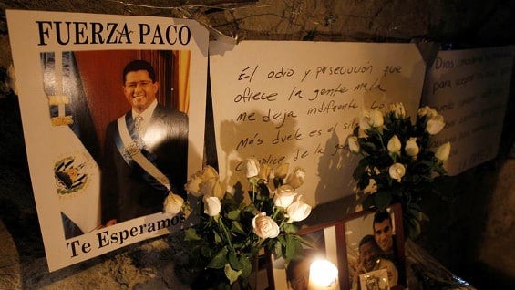 Mensajes de despedida para el expresidente. Foto: EFE