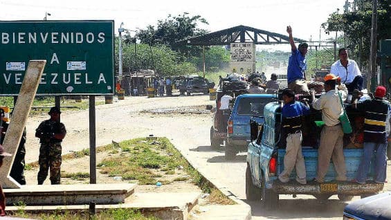 Pese al cierre de los cruces oficiales, muchas personas circulan entre los dos países por numerosos pasos fronterizos ilegales. Foto Agencia AFP