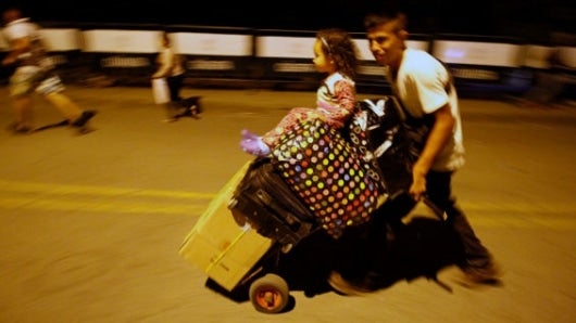 En la noche, la frontera es custodiada por 17.000 uniformados venezolanos. Foto: AFP.
