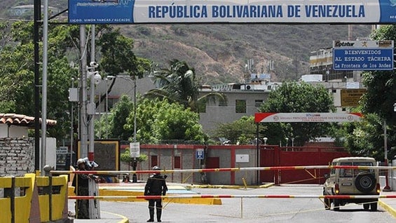 Oficiales de la Guardia Nacional Bolivariana custodian la frontera colombo-venezolana, en el puente internacional Simón Bolívar. Foto: EFE.