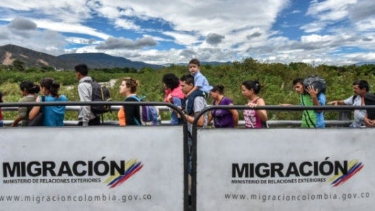 Según la Cancillería, hay 16 colombianos más aún en el vecino país sin ser deportados. AFP