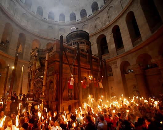 Celebración del Fuego Sagrado en la tumba de Jesucristo. Foto: AFP