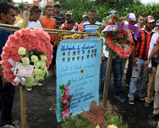 Habitantes de Fundación, Magdalena, realizan homenajes a los niños fallecidos. Foto: EFE