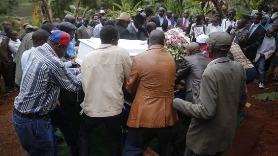 Las víctimas identificadas fueron ubicadas en ataúdes blancos. Foto: EFE.