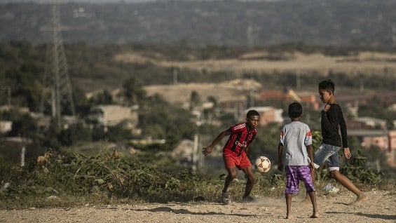 El fútbol es una alternativa a la violencia y la pobreza, pero las oportunidades son pocas. Foto: Joaquín Sarmiento / Fnpi