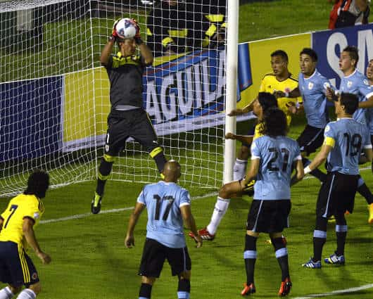 Intento de gol por parte de Colombia que tapó Uruguay.Foto: AFP.