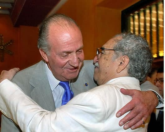 Rey Juan Carlos abraza a Gabriel García Márquez en 2007 en Cartagena. Foto: AFP