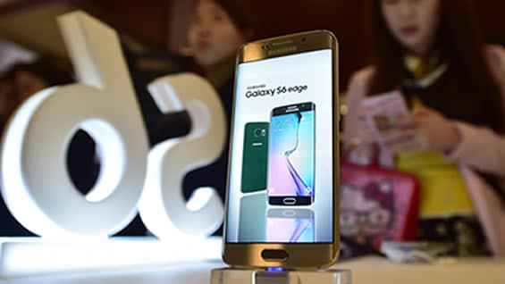 Los teléfonos saldrán a la venta el 10 de abril en 20 países. Foto: AFP