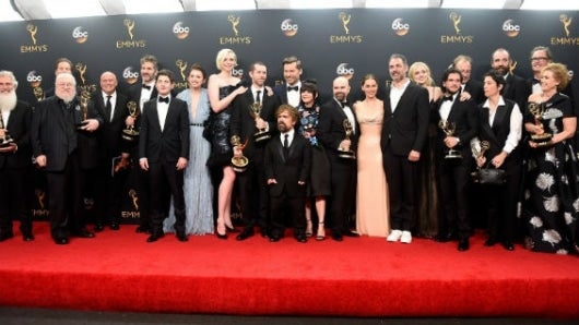 El elenco de la serie "Game of Thrones" durante la entrega de los Premios Emmy en Los Ángeles. Foto Agencia AFP