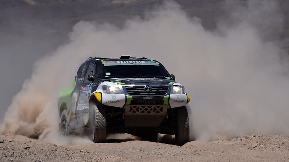 El piloto saudí Yazeed Alrajhi a bordo de su Toyota. AFP