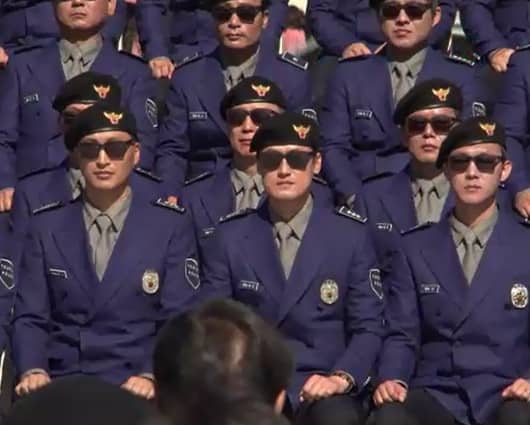 Los oficiales hablan varios idiomas.