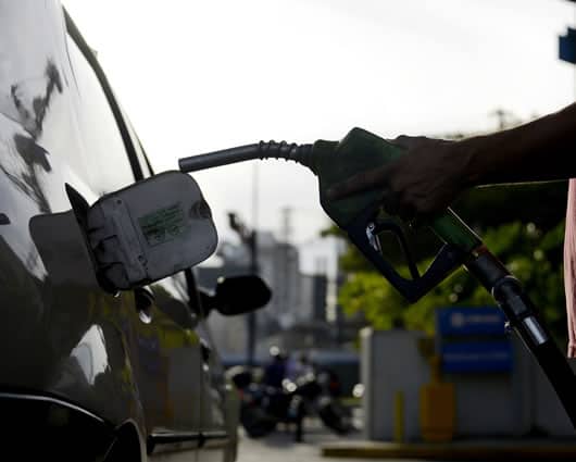 Según el Gobierno, se está buscando una estabilización de los precios de los combustibles. Foto: AFP.
