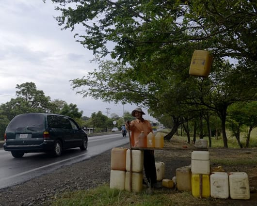 "Hoy deberíamos estar pagando una gasolina por lo menos 2.000 pesos más barata", dijo Velasco. Foto: AFP.