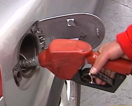 La venta de gasolina en Colombia estaría violando la norma de poder venderse por litros / Noticias RCN