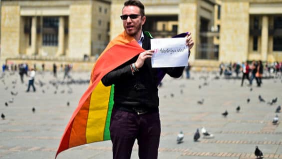 Algunos integrantes de la comunidad LGBTI se manifestaron contra la decisión. Foto: AFP.