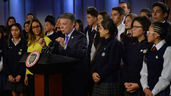 El presidente Juan Manuel Santos junto a Gina Parody, ministra de Educación, y estudiantes. Foto: SIG.