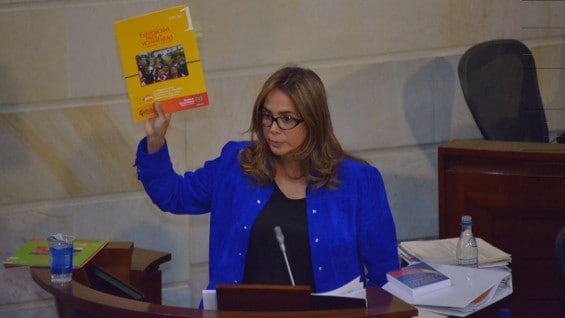 Gina Parody mostró en el debate una cartilla publicada en el gobierno de Álvaro Uribe sobre orientación sexual. Foto: @ginaparody