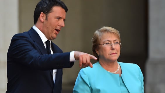 Matteo Renzi y Michelle Bachelet. Foto: AFP