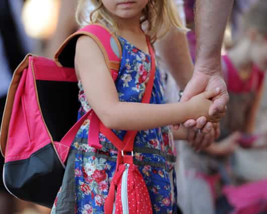 Los más pequeños son "muy conscientes" de esas dificultades económicas, dice una de las escritoras. Foto: AFP.