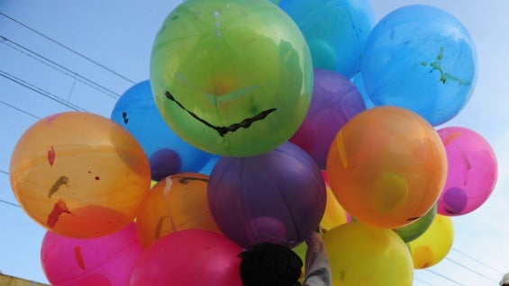 Los globos para decoración o entretenimiento sólo podrán ser inflados con aire o helio. Foto: AFP.