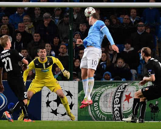 Los árbitros contarán con la ayuda de la tecnología para validar los goles. AFP
