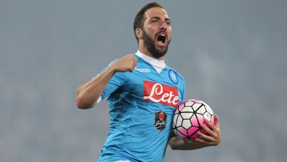 Gonzalo Higuaín, futbolista argentino en el Nápoles. Foto: AFP.