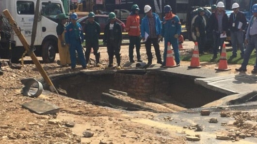 Aún hay un semáforo en el hueco.