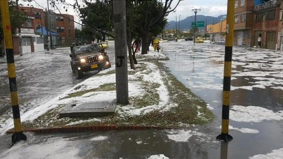 El Cuerpo Oficial de Bomberos ha removido 98 toneladas de granizo en la Calle 14 sur con Carrera 28. Foto: @Jenny_Casas.