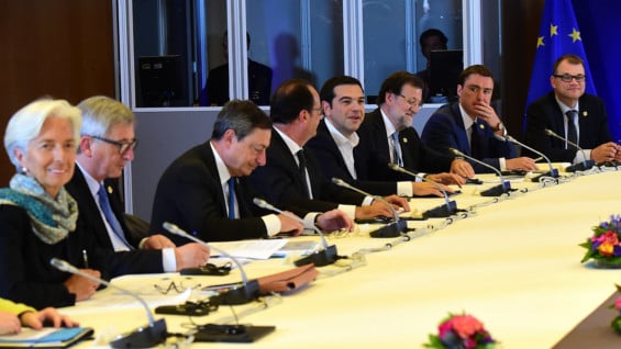 El primer ministro griego junto a varios mandatarios europeos y líderes de los acreedores. Foto: AFP