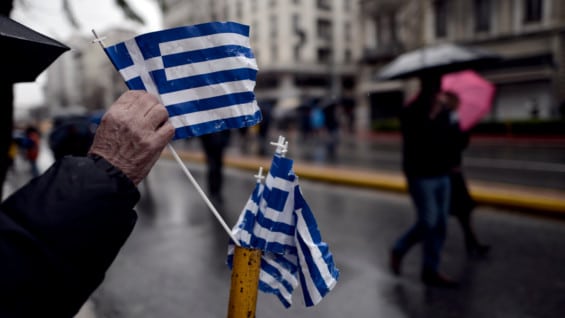 Alexis Tsipras y Jean-Claude Juncker se reunirán en un intento de lograr un acuredo. Foto: AFP