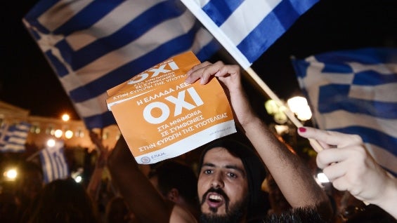 Cientes de griegos han salido a las calles ha festejar el "no" tras el referéndum. Foto: AFP.