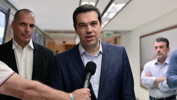 Alexis Tsipras y su ministro de finanzas, Yianis Varoufakis. Foto: AFP