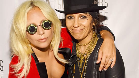Lady Gaga y Linda Perry. Foto: AFP