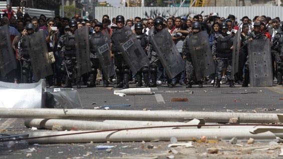La protesta contra Uber terminó en enfrentamiento entre taxistas y comerciantes debido a bloqueo. Foto: EFE.