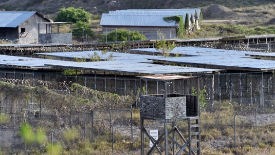 El cierre de Guantánamo obligaría a la repatriación o traslado de los presos que allí permanecen. Foto: AFP.