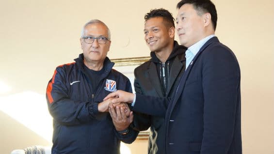 El técnico y las directivas del Shanghai Shenhua le dieron la bienvenida al jugador colombiano. Foto @grmanzano