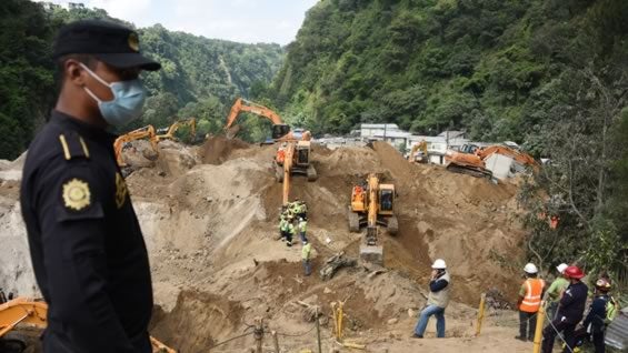 En la montaña se han encontrado varias fisuras que pueden causar nuevos deslizamientos. Foto: AFP