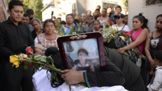 Shirley Palencia llora sobre el ataúd de su hermana de 17 años de edad, Kimberly Palencia Mishel Ortiz. Foto: AFP.