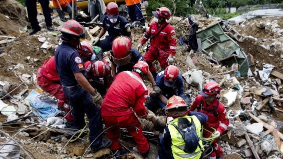 El deslizamiento de tierra se registró en una localidad a las afueras de Ciudad de Guatemala. Foto: EFE.