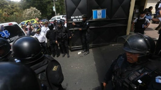 Policías antimotines prestan guardia en los alrededores del Hogar Virgen de la Asunción. Foto: EFE.