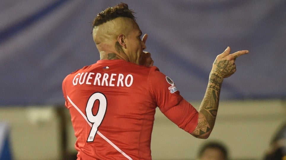 Paolo Guerrero celebra uno de sus goles. Foto AFP
