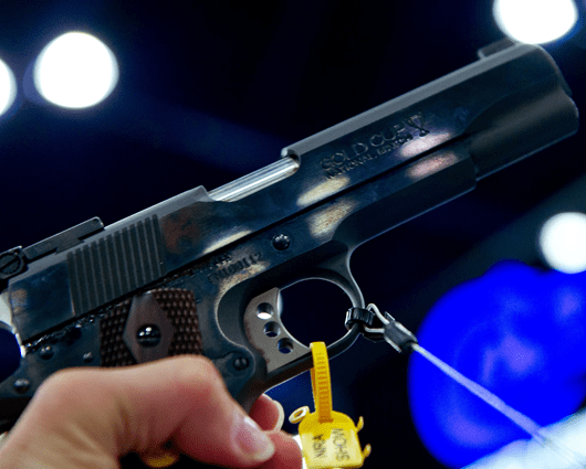 La Policía vinculó a seis civiles a la investigación por el robo de las armas. Foto: AFP.