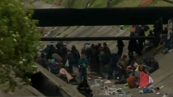 Algunos habitantes de calle se trasladaron al canal Comuneros, en la calle sexta con carrera 32. Foto Noticias RCN