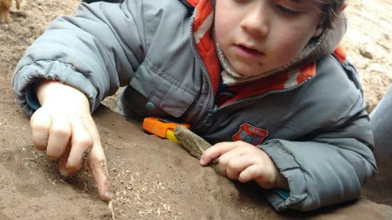 Martín Landini hace paseos con su familia en busca de restos fósiles. Foto EFE