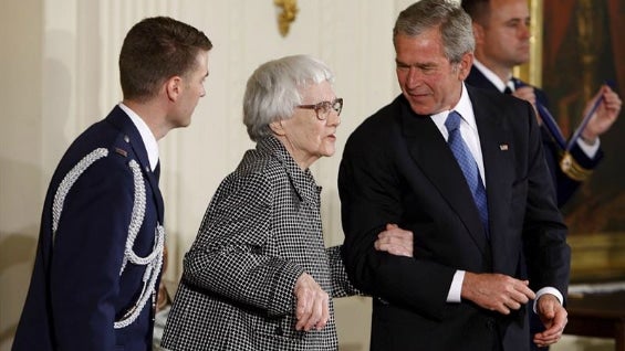 Expresidente George W. Bush le otorgó la Medalla Presidencial de la Libertad a la escritora estadounidense Harper Lee en 2007. Foto: EFE.