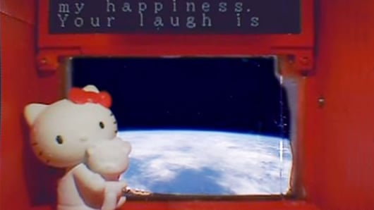 Las personas pueden enviar un mensaje para que sea proyectado en la pantalla superior del satélite donde viaja Hello Kitty. Foto: captura