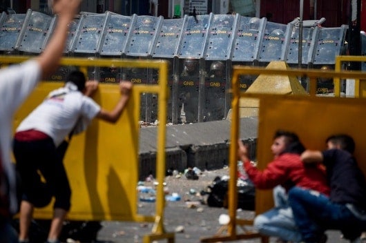 FOTO: Disturbios con la Guardia venezolana. AFP