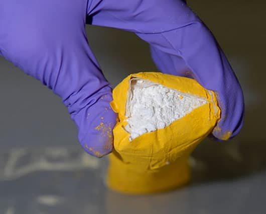 La heroína fue extraída del estómago del paciente. Foto: AFP