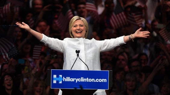 En referencia a las palabras de Donald Trump, Clinton dijo que prefiere los puentes y no los muros. Foto: AFP.